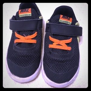Toddler boys size 9 Nike tennis shoes